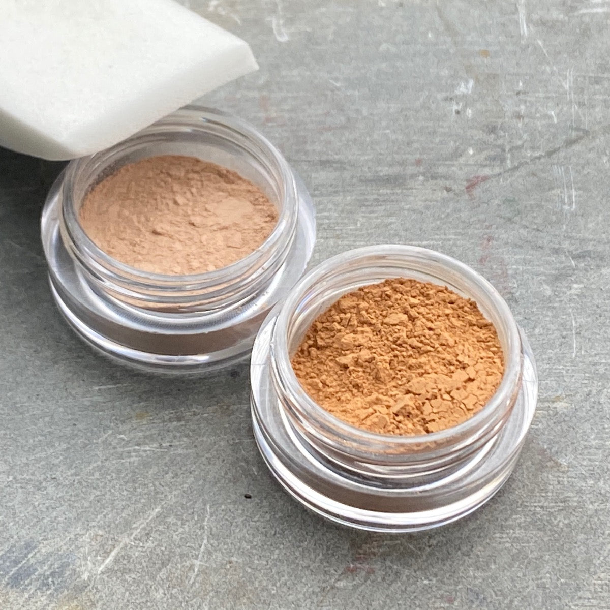 Lightweight coverage mini powder and concealer combination mini sizes